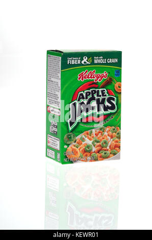 Boîte non ouverte de Kelloggs céréales petit déjeuner Jacks Apple sur fond blanc, cut out USA Banque D'Images