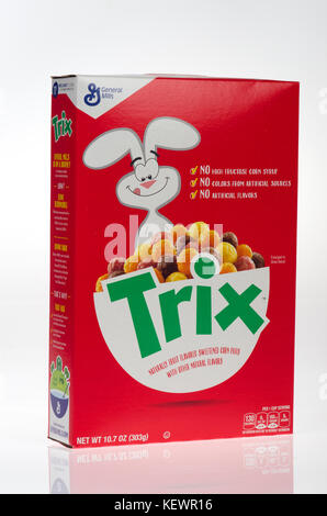 Pas d'ouverture de boîte de céréales General Mills Trix 2017 sans arôme artificiel, sans sirop de maïs de haut fructose, pas de couleurs provenant de sources artificielles sur blanc, Banque D'Images