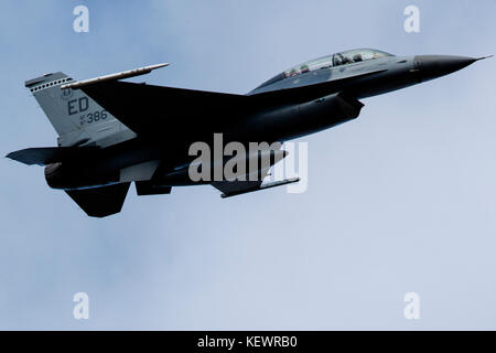 United States Air Force General Dynamics F-16D Fighting Falcon (87-0386) à partir de la 412e Escadre de test, Edwards Air Force Base, en Californie, les mouches faible niveau par la Transition Jedi Star Wars Canyon, Death Valley National Park, California, United States of America Banque D'Images