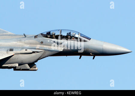 Arabie Royal Air Force Boeing F-15SA Eagle (12-1004) vole bas niveau sur la transition par Star Wars Jedi Canyon / Rainbow Canyon, Death Valley National Park, Panamint Springs, California, United States of America Banque D'Images
