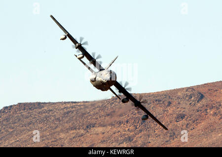 United States Air Force Lockheed HC-130J Lutter contre le roi II du 79e Escadron de sauvetage, la base aérienne Davis-Monthan Air Force Base, les mouches faible niveau sur la transition par Star Wars Jedi Canyon / Rainbow Canyon, Death Valley National Park, Panamint Springs, California, United States of America Banque D'Images