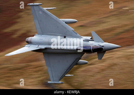 Royal Air Force Eurofighter Typhoon RGF4 (ZK304) vole bas niveau grâce à la boucle de Mach, Machynlleth, au Pays de Galles, Royaume-Uni Banque D'Images
