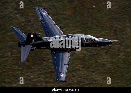 Royal Air Force T2 Hawk de BAE Systems (ZK010) vole bas niveau grâce à la boucle de Mach, Machynlleth, au Pays de Galles, Royaume-Uni Banque D'Images