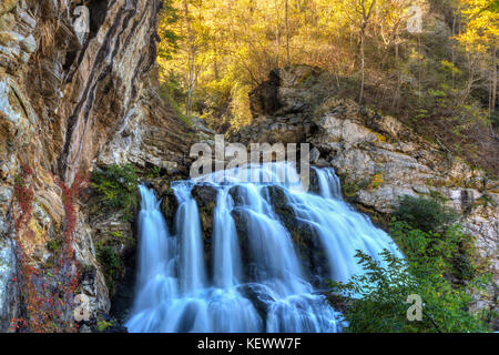 L'cullasaja river cascade à travers une gorge en bas culasaja tombe dans la forêt nationale de nantahala près de Highlands, Caroline du Nord Banque D'Images