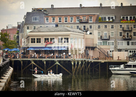 Boston Massachusetts New England North America USA , waterfront Joe's American Bar & Grill sur le port de plaisance Banque D'Images