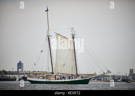 Boston Massachusetts New England North America USA , Bay Harbour Charles Wittholz conçu Liberty Clipper voilier bateau voile réplique inspir Banque D'Images