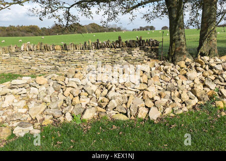 Mur en pierre sèche en construction au Cotswold village de Broadway dans le Worcestershire, Royaume-Uni Banque D'Images