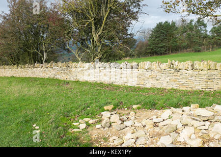 Mur en pierre sèche en construction au Cotswold village de Broadway dans le Worcestershire, Royaume-Uni Banque D'Images