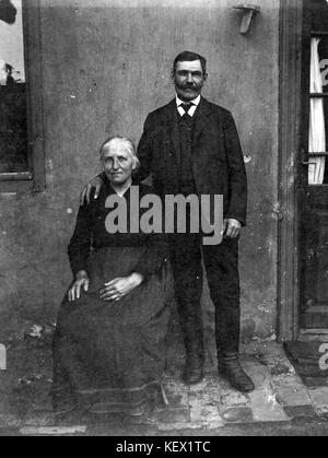 Double portrait, cour, homme, femme, homme et femme, vieille personne Fortepan 8247 Banque D'Images