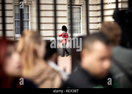 Buckingham Palace Queens protège-pieds dans une tunique rouge et d'ours Ville de Westminster à Londres La capitale de l'Angleterre Banque D'Images