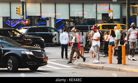 Juin 2017new york, united states : scène de la vie urbaine à Manhattan, new-yorkais et les touristes en attendant le feu vert pour traverser la manhattan r Banque D'Images