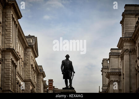 La liste de grade II statue en bronze de Robert Clive, 1er baron Clive, par John Tweed, est situé à King Charles Street, Whitehall à Londres la capitale Banque D'Images