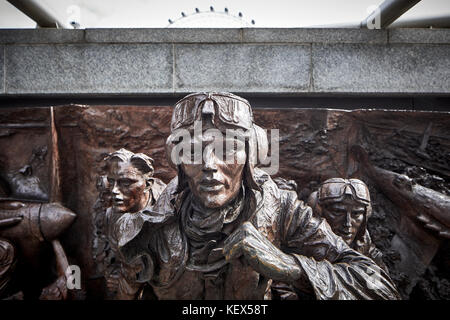 Monument de la bataille d'Angleterre par Morris Singer sculpture sur le Victoria Embankment, donnant sur la Tamise à Londres La capitale de l'Angleterre Banque D'Images