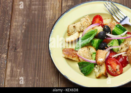 Panzanella, le pain toscan et une cuisine italienne, salade de tomates Banque D'Images