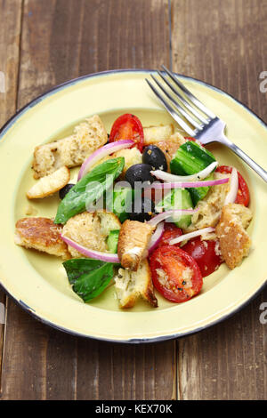 Panzanella, le pain toscan et une cuisine italienne, salade de tomates Banque D'Images