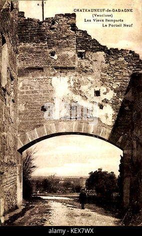 Châteauneuf de Gadagne les vieux remparts et le Portail Neuf Banque D'Images