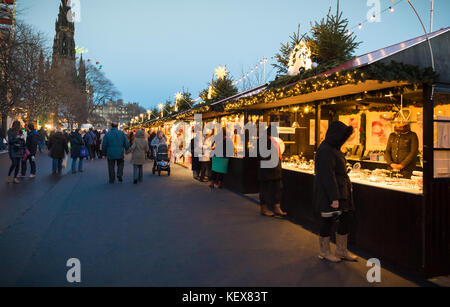 Edimbourg, Ecosse, Royaume Uni - 08 décembre 2014 - les gens marcher parmi les étals du marché de Noël allemand à Édimbourg, Écosse, Royaume-Uni Banque D'Images