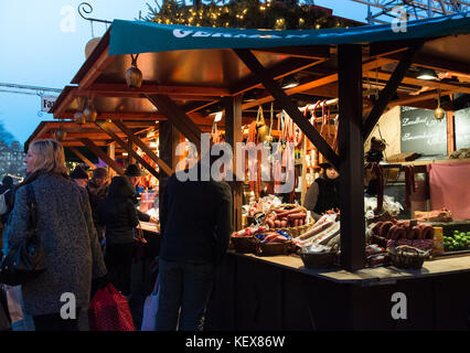 Edimbourg, Ecosse, Royaume Uni - 08 décembre 2014 - les gens marcher parmi les étals du marché de Noël allemand à Édimbourg, Écosse, Royaume-Uni Banque D'Images