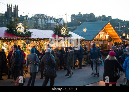 ÉDIMBOURG, ÉCOSSE, Royaume-Uni – 08 décembre 2014 - les gens marchent parmi les étals du marché de noël allemand à Édimbourg, Écosse, Royaume-Uni, avec le château d'Édimbourg Banque D'Images