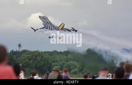 La composante aérienne belge F-16AM Fighting Falcon démontrant sa puissance et l'agilité au Royal International Air Tattoo Banque D'Images