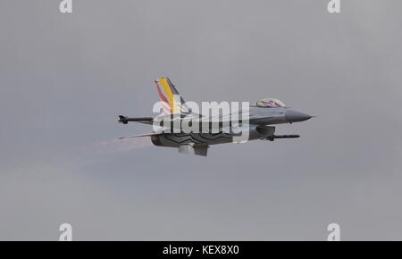 La composante aérienne belge F-16AM Fighting Falcon démontrant sa puissance et l'agilité au Royal International Air Tattoo Banque D'Images