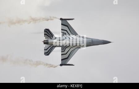 La composante aérienne belge F-16AM Fighting Falcon démontrant sa puissance et l'agilité au Royal International Air Tattoo Banque D'Images