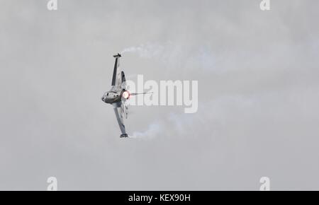 La composante aérienne belge F-16AM Fighting Falcon démontrant sa puissance et l'agilité au Royal International Air Tattoo Banque D'Images