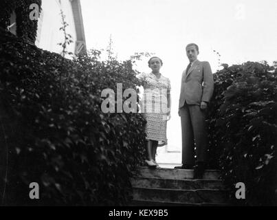 Un double portrait photographique de la collection Fortepan, capturant deux individus dans un cadre posé, mettant en valeur les techniques de photographie du XXe siècle. Banque D'Images