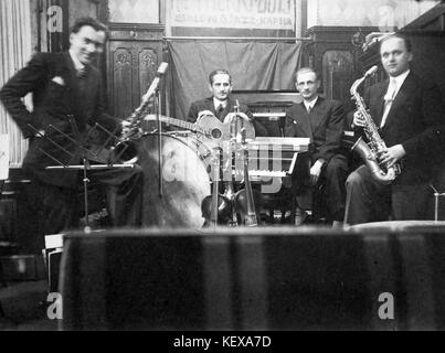 Cette image présente divers instruments de musique, y compris un saxophone, guitare, tambour, piano, et le violon, étant joué par des musiciens, mettant en évidence les divers instruments dans un décor de groupe. Banque D'Images