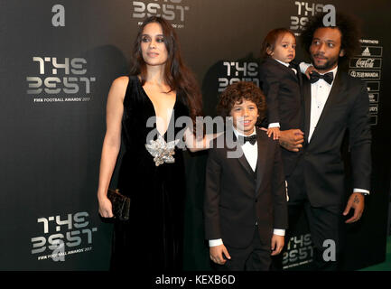 Marcelo Vieira avec Clarisse Alves et ses enfants lors des meilleurs FIFA football Awards 2017 au Palladium Theatre, Londres. Banque D'Images