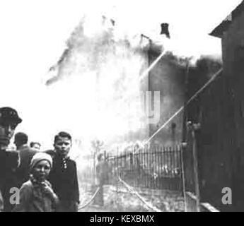 L’incendie d’une synagogue lors du Kristallnacht, le violent pogrom contre les Juifs en Allemagne nazie, les 9 et 10 novembre 1938, a marqué une escalade significative de la violence antisémite. Banque D'Images