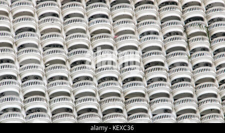 Façade d'une maison en hauteur avec de nombreuses demi-rond d'un balcon. ligne de gratte-ciel blanc sur un balcon circulaire. Banque D'Images