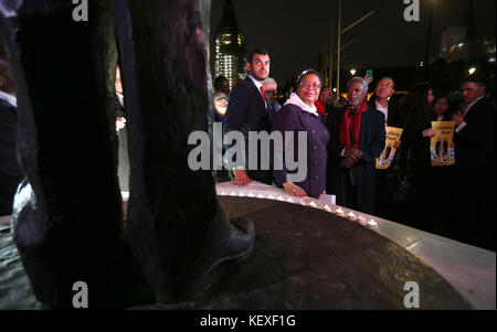 Graca Machel, veuve de Mandela (au centre), et Kofi Annan (au centre à droite) regardent la statue de Mandela sur la place du Parlement lors de la manifestation de la marche ensemble de Mandela dans le centre de Londres, à la mémoire de Nelson Mandela. Banque D'Images