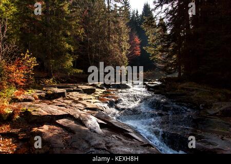 Voir l'automne de la rivière mumlava. krkonose national park en République tchèque sur la rivière Cascade. Banque D'Images