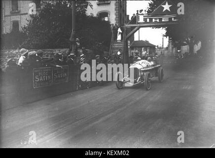 Christian Lautenschlager participe au Grand Prix de France 1914, au volant de l'équipe Peugeot. Sa performance dans la course a contribué à sa réputation comme l'un des pilotes notables de la scène du sport automobile du début du XXe siècle, mettant en valeur la compétition et les progrès technologiques dans la course. Banque D'Images