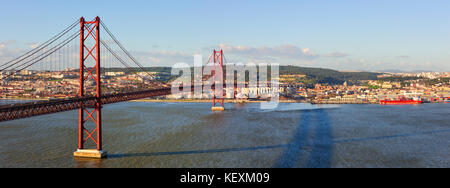 Pont 25 de abril et le Tage, à Lisbonne au Portugal. Banque D'Images