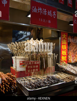 Nourriture sur brochettes au marché de nuit, Beijing, Chine Banque D'Images