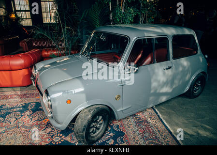 La Mini est une petite voiture économique produite par la British Motor Corporation (BMC) basée en Angleterre et ses successeurs de 1959 à 2000. Banque D'Images