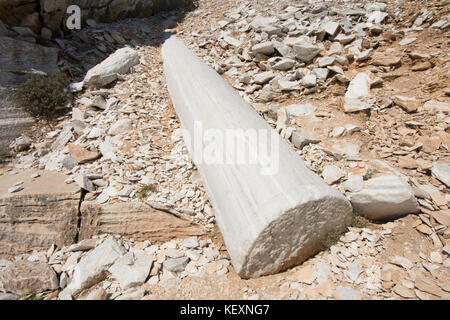 Colonne jetés dans l'ancienne carrière de marbre sur le promontoire à Aliki, Thassos, Grèce, îles grecques, septembre, Banque D'Images