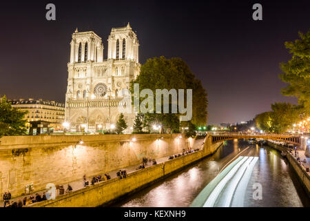 Vue sur la cathédrale notre-Dame et la Seine la nuit, Paris, France Banque D'Images