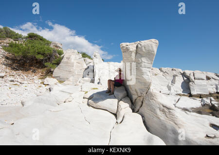 Visiteur femme dans l'ancienne carrière de marbre sur le promontoire à Aliki, Thassos, Grèce, îles grecques, septembre, Banque D'Images