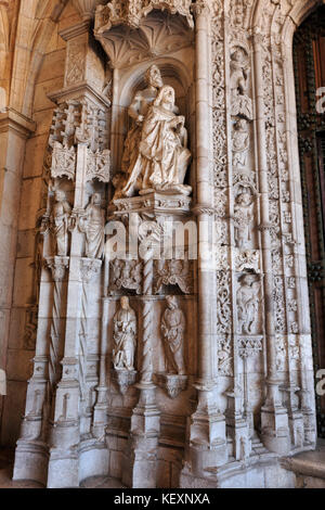 Détail du portail de l'église Santa Maria de Belém, Mosteiro dos Jerónimos (Monastère des Hiéronymites), site du patrimoine mondial de l'Unesco. Lisbonne, Portugal Banque D'Images