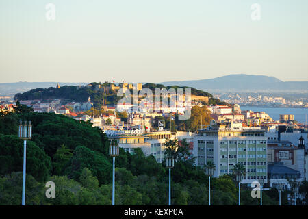 Le château São Jorge sur le sommet de la colline. Parque Eduardo VII, Lisbonne. Portugal Banque D'Images