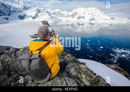 Un passager d'un navire de croisière antarctique parmi de superbes paysages côtiers sous le mont Walker dans Paradise Bay au large de la Terre de Graham sur la péninsule antarctique. La péninsule est un des plus rapidement les lieux du réchauffement de la planète. Banque D'Images