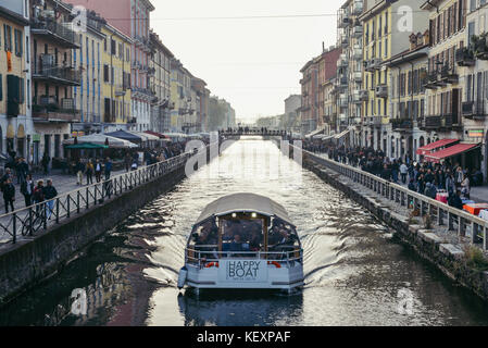 Navigli de Milan, en Italie dans un après-midi d'automne brumeux Banque D'Images