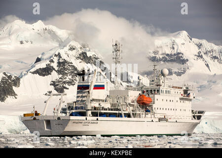 L'Akademik Sergey Vavilov, un renforcement de la glace sur un navire de croisière expédition en Antarctique, dans le détroit de Gerlache dans la péninsule antarctique, qui est un des plus rapides des lieux réchauffement de la planète. Banque D'Images