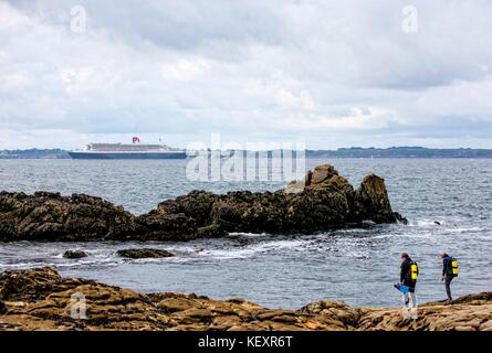 Le Queen Mary 2, l'île de Groix qui passe sur son chemin à Saint Nazaire pour le début de la Transat Le Pont du centenaire 2017, une course transatlantique historique entre elle et une flotte de trimarans géants. Banque D'Images