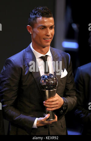 Cristiano Ronaldo a reçu le prix du joueur de l'année pour hommes de la FIFA lors des meilleurs FIFA football Awards 2017 au Palladium Theatre de Londres. Banque D'Images