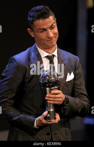 Cristiano Ronaldo a reçu le prix du joueur de l'année pour hommes de la FIFA lors des meilleurs FIFA football Awards 2017 au Palladium Theatre de Londres. Banque D'Images