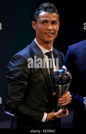 Cristiano Ronaldo a reçu le prix du joueur de l'année pour hommes de la FIFA lors des meilleurs FIFA football Awards 2017 au Palladium Theatre de Londres. Banque D'Images